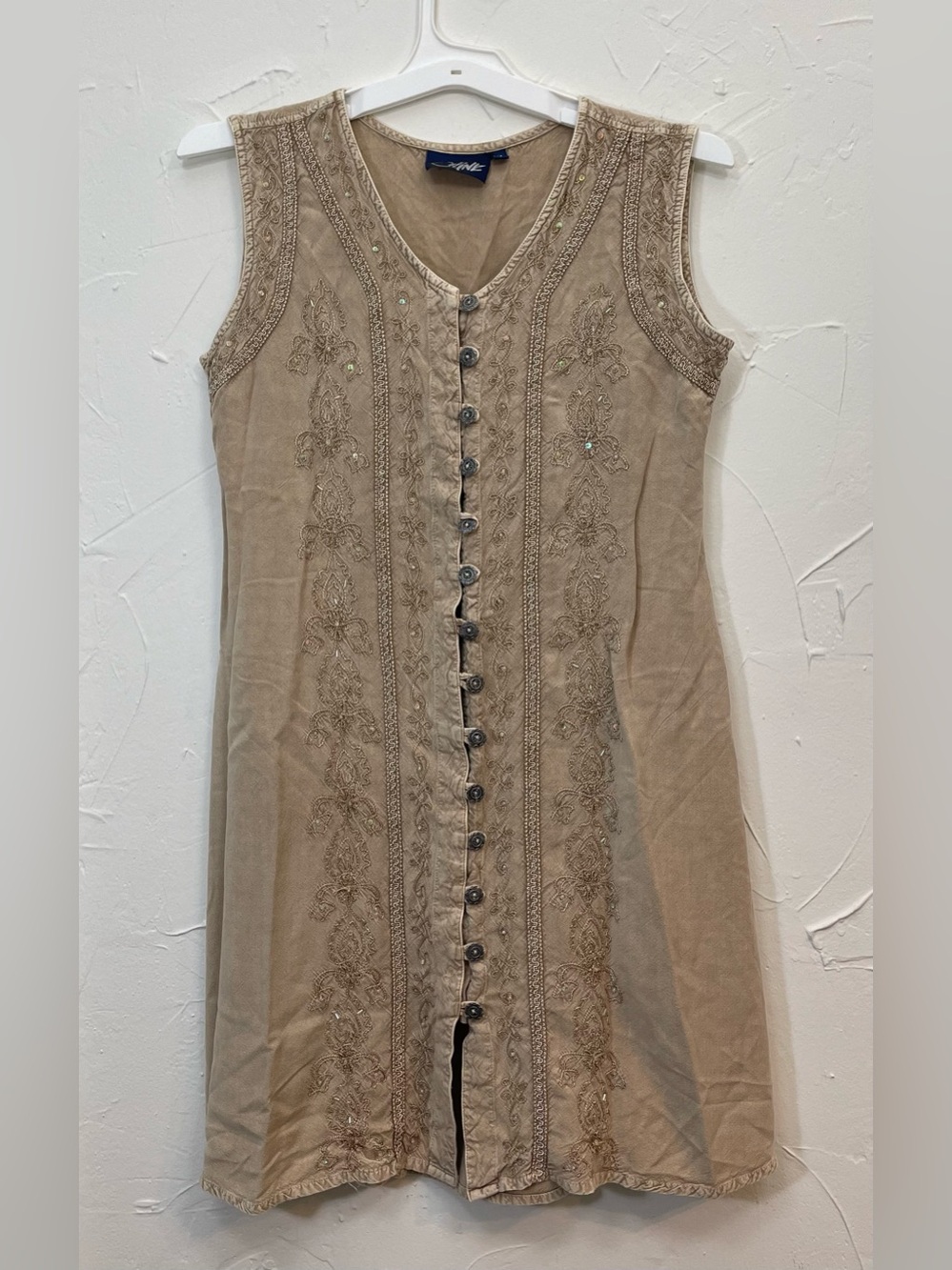 Sleeveless Embroidered Button-Front Coline Shift Dress in Beige Boho Size Medium